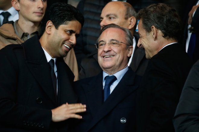 Predsednik PSG Nasser Al-Khelaifi (levo) in Realov predsednik Florentino Perez (v sredini, desno Nicholas Sarkozy) ne sedita na istem čolnu. FOTO: Charles Platiau/Reuters