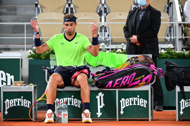 Rafaela Nadala je proti koncu dvoboja z Novakom Đokovićem oviral tudi levi gleženj. FOTO: Martin Bureau/AFP