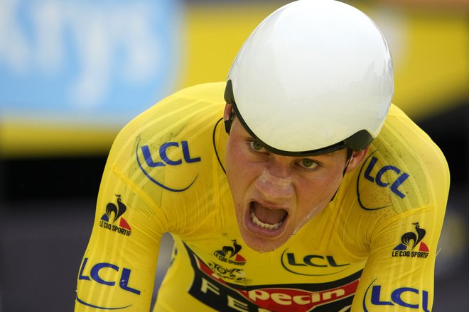 Mathieu Van der Poel je za osem sekund ubranil rumeno majico. FOTO: Christophe Ena/Pool Reuters