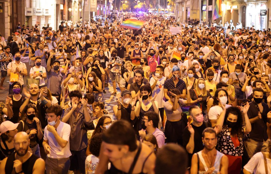 Fotografija: Več tisoč ljudi se je v ponedeljek zvečer zbralo na ulicah španskih mest. FOTO:Nacho Doce/Reuters