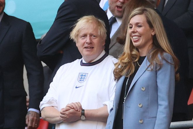 Britanski premier Boris Johnson in njegova žena Carrie sta bila med ugledneži na VIP tribuni. FOTO: Carl Recine/AFP