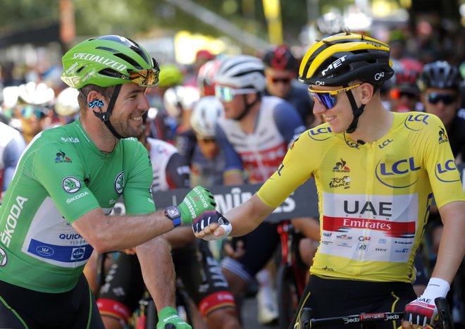 Tadej Pogačar (desno) v rumeni majici brani pet minut prednosti v skupnem seštevku, Mark Cavendish pa v zeleni majici lovi 34. etapno zmago na Touru. FOTO: Stephane Mahe/Reuters