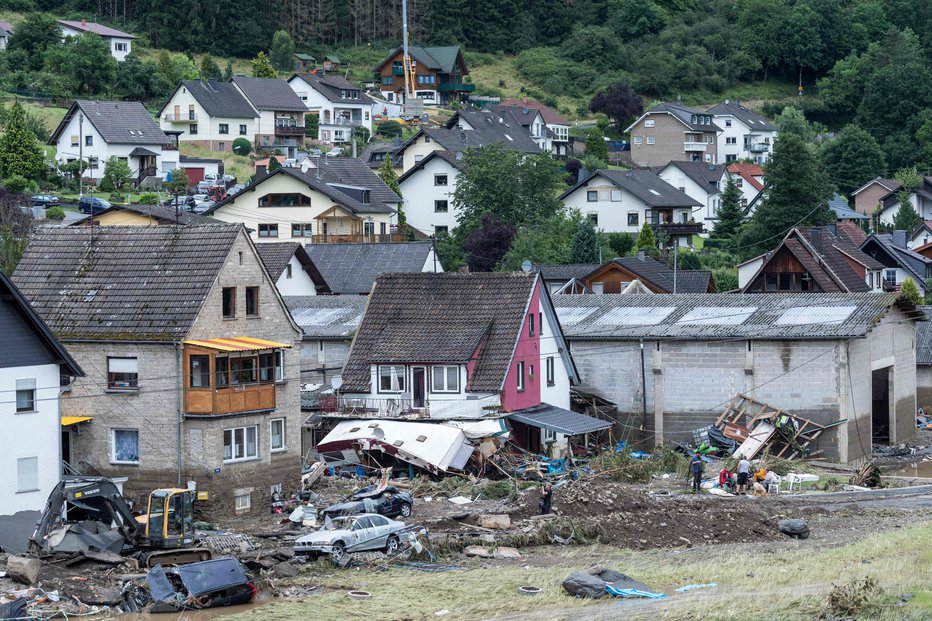 Fotografija: Poškodovane hiše v Schuldu, enem najbolj prizadetih vasi v Bad Neuenahru. FOTO: Bernd Lauter/AFP