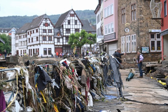 Razmere v Bad Muenstereifelu. Po zadnjih informacijah je v Nemčiji umrlo najmanj 133 ljudi, še 20 pa v Belgiji. FOTO: Ina Fassbender/AFP