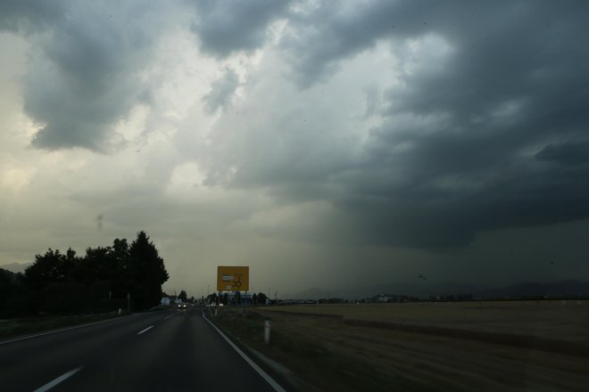 Popoldne in zvečer bo po Sloveniji spremenljivo oblačno s krajevnimi padavinami in nevihtami. FOTO: Uroš Hočevar
