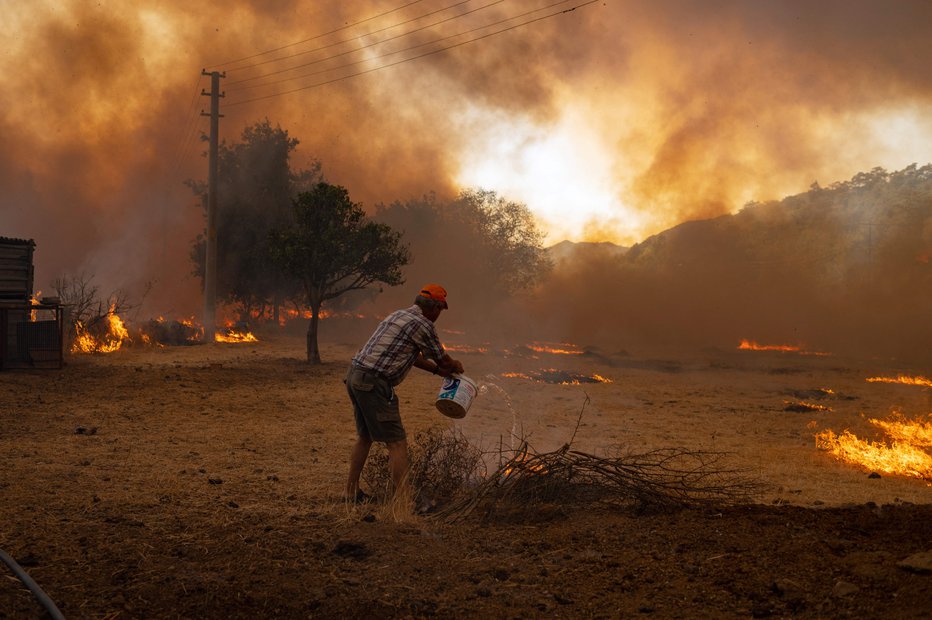 Fotografija: Na jugu Evrope še naprej divjajo požari, o teh poroča vse več balkanskih držav. FOTO: Yasin Akgul/AFP