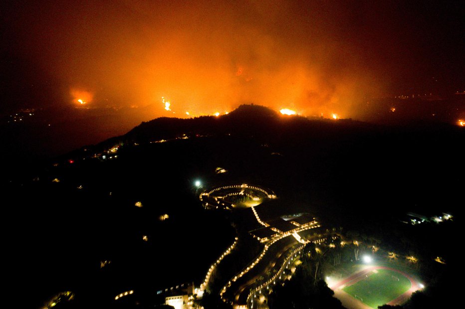 Fotografija: Gozdni požari se približujejo prostorom Olimpijske akademije, ogrožena so tudi arheološka najdišča, kjer so potekale prve olimpijske igre klasične dobe. FOTO: AFP