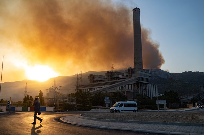 Na fotografiji požar v bližini termoelektrarne Kemerkoy na jugozahodu Turčije. Gasilci za gašenje uporabljajo vodni top in helikopterje, v želji da ogenj ne doseže termoelektrarne. FOTO: Yasin Akgul/Afp