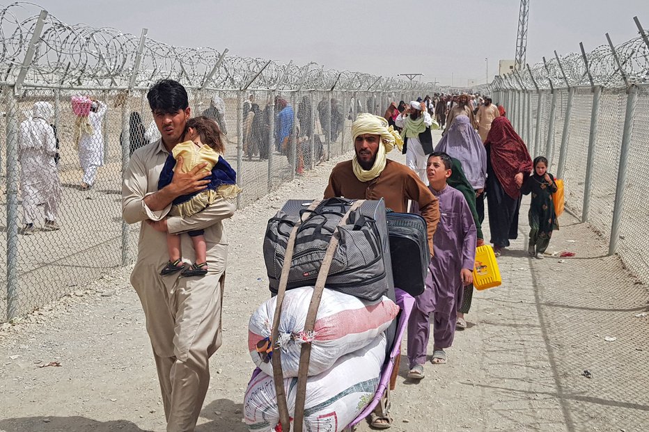 Fotografija: V Afganistanu je notranje razseljenih 3,7 milijona ljudi. Med njimi je 80 odstotkov žensk in deklet, ki so najbolj ogrožene. FOTO: AFP