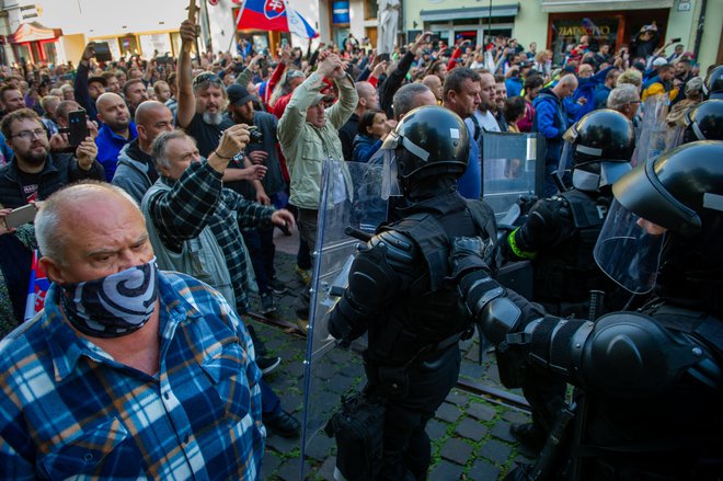 K različnim protestom, ki so se zjutraj, na državni praznik začeli na več osrednjih trgih v obeh največjih mestih na Slovaškem, so ločeno pozvali opozicijska stranka Smer-SD nekdanjega dolgoletnega premiera Roberta Fica, dve skrajno desni parlamentarni stranki in neodvisne skupine. FOTO: Peter Lazar/AFP