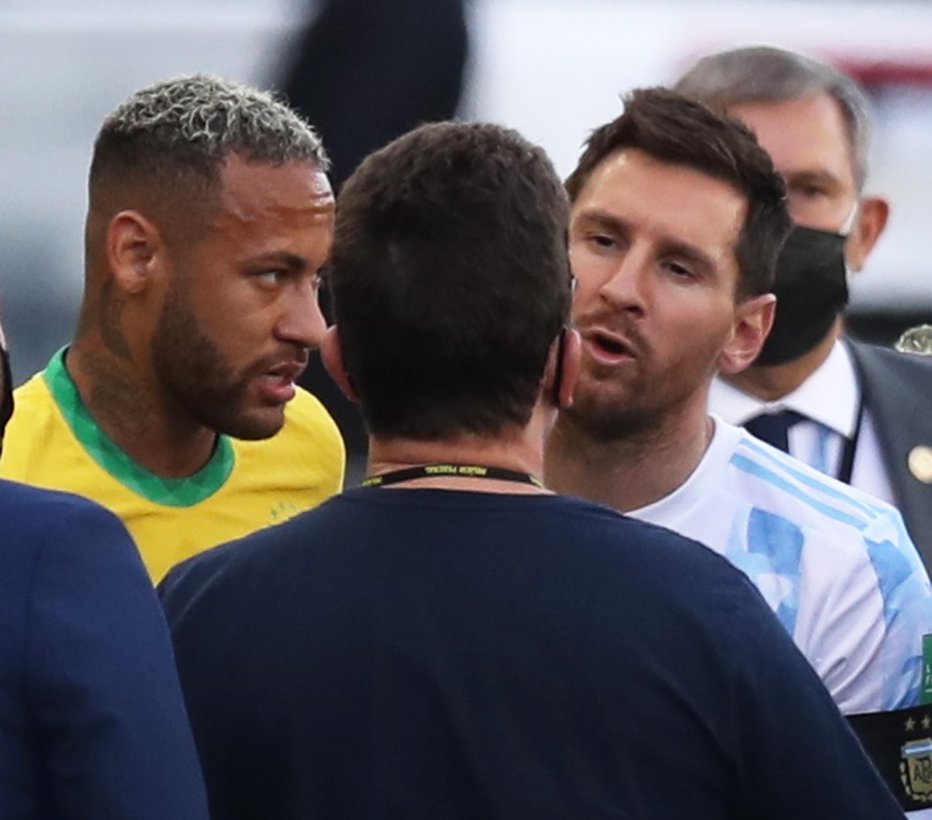 Fotografija: Messi bi se v težko pričakovanem obračunu, ki je veljal za ponovitev letošnjega finala južnoameriškega prvenstva, moral pomeriti z novim klubskim soigralcem Neymarjem (oba na fotografiji). FOTO: Amanda Perobelli/Reuters