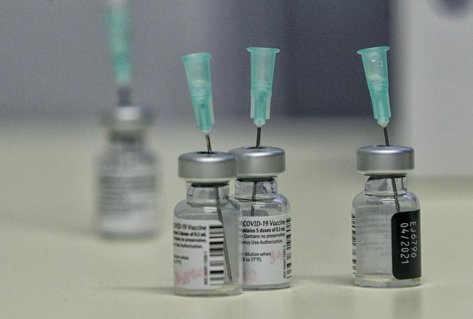 Fotografija: Cepiva so dovolj učinkovita pri preprečevanju hude oblike koronavirusne bolezni. FOTO: Blaž Samec/Delo