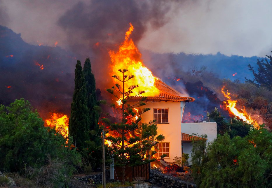 Fotografija: Poleg lave, ki uničuje vse, kar ji stoji na poti, povzročajo skrbi tudi požari. FOTO: Borja Suarez/Reuters
