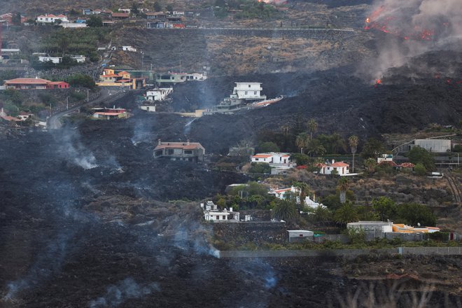 Gmote lave so na poti do oceana uničile več kot 650 objektov, predvsem stanovanjskih hiš, a tudi šolo in cerkev. Foto Nacho Doce/Reuters