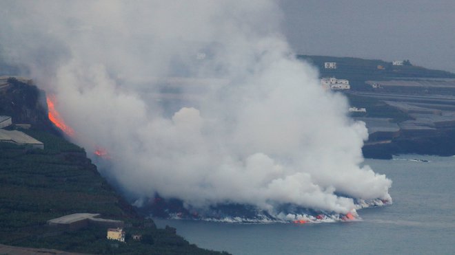 Lava iz ognjenika La Palma je dosegla morje. FOTO: Borja Suarez/Reuters
