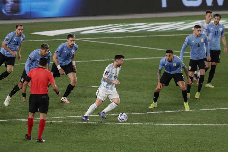 Fotografija: Lionel Messi je namučil urugvajsko obrambo. FOTO: Alejandro Pagni/AFP