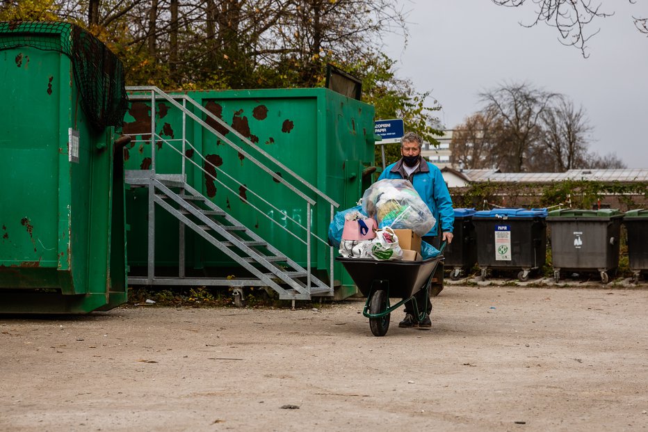 Fotografija: Če želi uporabnik kosovni odpad odložiti v zabojnike, se mora povzpeti po stopnicah, kjer je prostor le za enega. (Fotografija je simbolična). FOTO: Črt Piksi, Delo
