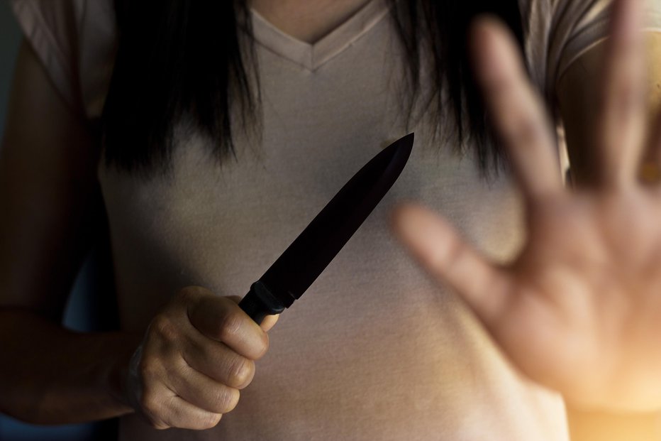Fotografija: Pograbila je nož in ga zabodla. FOTO: Getty Images
