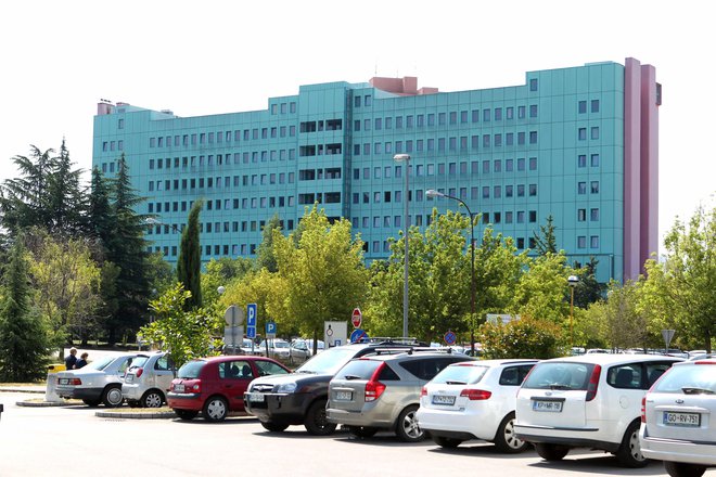 Za poškodovanca so poskrbeli v bolnišnici v Šempetru pri Gorici. FOTO: Igor Mali
