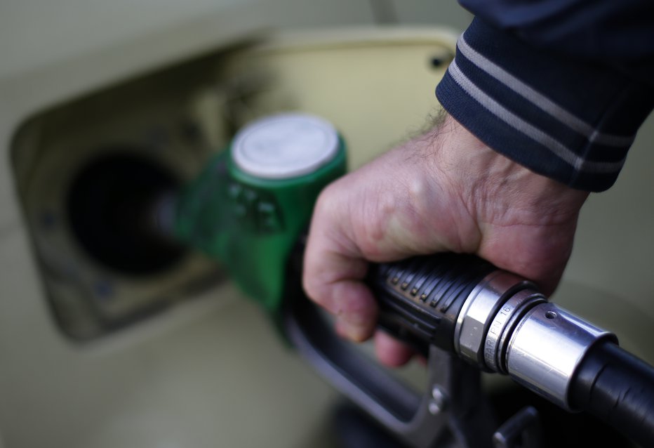 Fotografija: A man fills up his car at a petrol station in Rome January 6, 2015. U.S. and European stocks rose on Tuesday, rebounding from heavy losses tied to anxiety about tumbling oil prices and Greece possibly leaving the euro zone, while nervous investors bought more gold, yen, low-risk government bonds and other safe-haven assets. REUTERS/Max Rossi (ITALY - Tags: BUSINESS TRANSPORT ENERGY) - RTR4K98Q/ izvorno ime datoteke: RTR4K98Q.jpg
