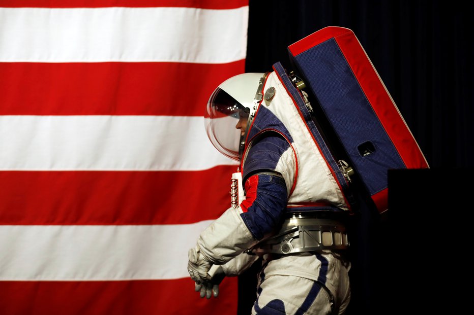 Fotografija: Kristine Davis v prototipu nove vesoljske obleke, primerne za na Luno. FOTO: Carlos Jasso/Reuters