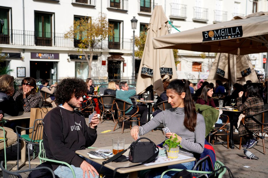 Fotografija: V času, ko nekatere evropske države zaostrujejo omejitve javnega življenja, neprimerljivo blažji ukrepi privabljajo v Madrid turiste. FOTO: Juan Medina/Reuters