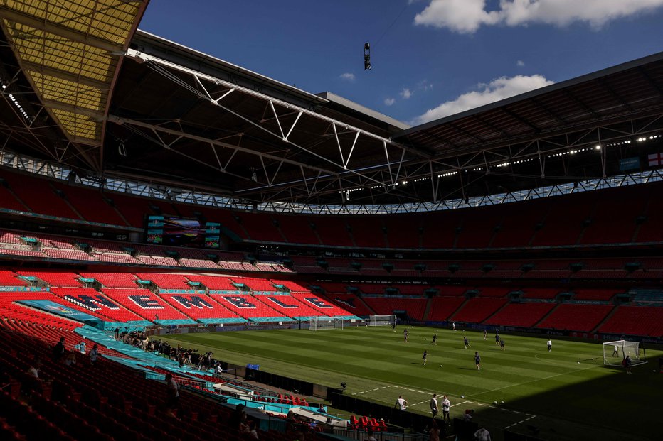 Fotografija: Na Wembleyju se bo z derbijem Anglije in Hrvaške začel današnji spored evropskega prvenstva v nogometu. FOTO: Catherine Ivill/AFP