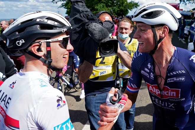 Tadej Pogačar, ki še naprej nosi belo majico najboljšega mladega kolesarja, je Mathieuju van der Poelu čestital za zmago. FOTO: Daniel Cole/AFP