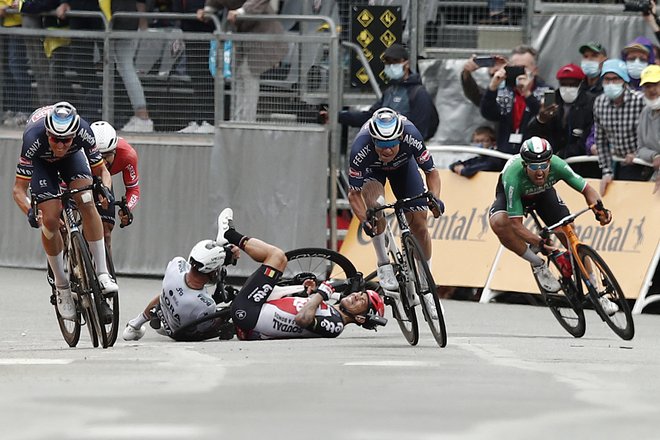 Tim Merlier (levo) je slavil zmago po padcih Caleba Ewana in Petra Sagana. FOTO: Benoit Tessier/AFP