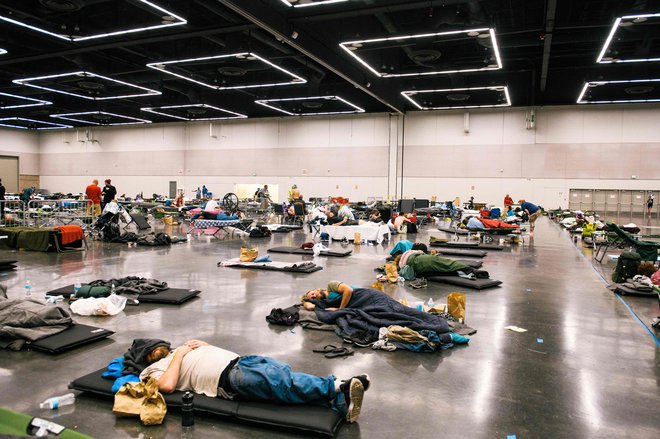 Ljudje počivajo v hladilnem centru oziroma postaji v Oregonu. FOTO: Kathryn Elsesser/AFP