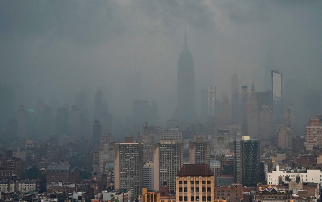 Deževno in nevihtno vreme je zajelo New York. FOTO: Timothy A. Clary/AFP