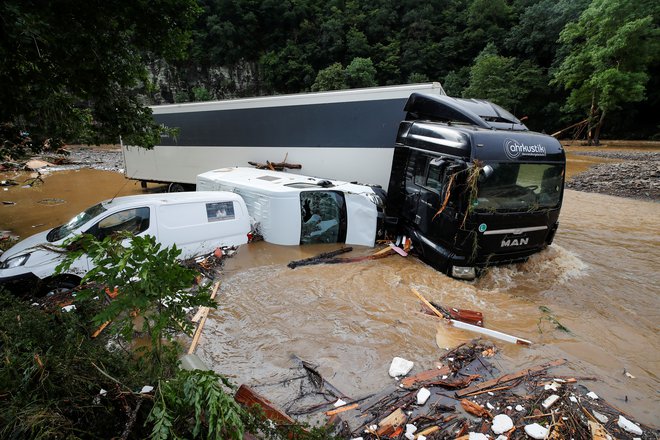 Delno potopljena vozila na poplavljenem območju po močnih padavinah v Schuldu. FOTO: Wolfgang Rattay/Reuters