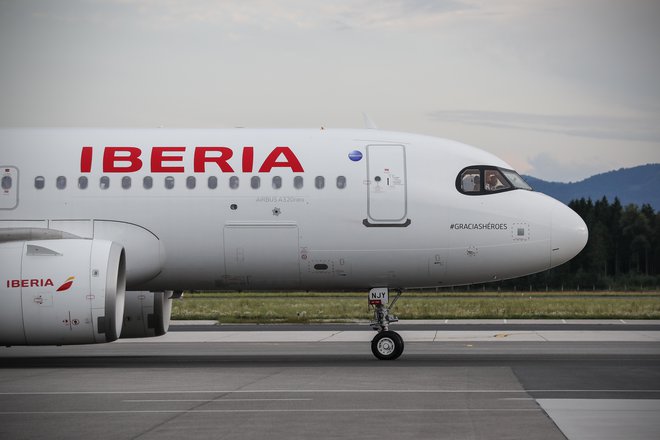 Prvi pristanek letala letalske družbe Iberia na Ljubljanskem letališču Jožeta Pučnika. FOTO: Foto Uroš Hočevar/Kolektiff