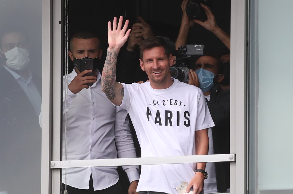Fotografija: Lionel Messi je takole pozdravil zbrano množico na primestnem pariškem letališču Le Bourget. FOTO: Yves Herman/Reuters