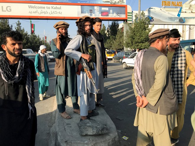 Član talibanov pred mednarodnim letališčem v Kabulu. FOTO: Reuters