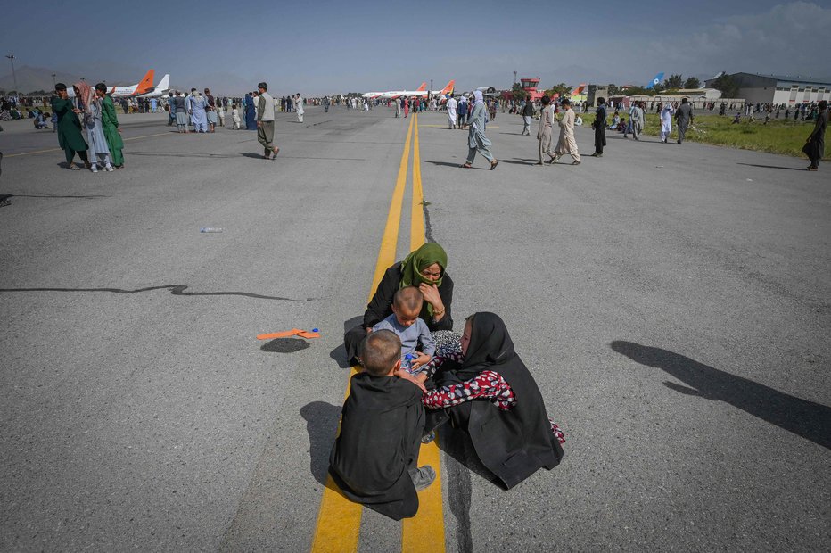 Fotografija: Od leta 2015 je prišlo v Evropo več kot pol milijona Afganistancev. Pričakovati je, da se bo s kaosom v Afganistanu okrepil tok čez Iran in Turčijo.
Foto Wakil Kohsar/AFP