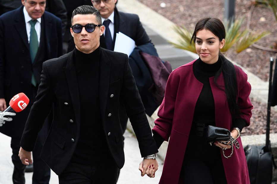 Fotografija: Cristiano Ronaldo (v družbi Georgine Rodriguez) že v času igralske kariere išče poslovne priložnosti. FOTO: Pierre-Philippe Marcou/AFP