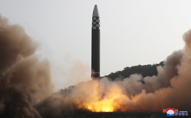 Nova severnokorejska balistična raketa. FOTO: KCNA, Via Reuters
