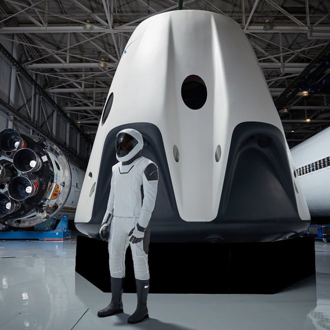Beli Spacexov skafander je pomagal oblikovati hollywoodski kostumograf Jose Fernandez, obuvala za Boeingove pa podjetji David Clark, in Reebok. Pri obeh je sodelovala tudi Sunita Williams. Foto Spacex