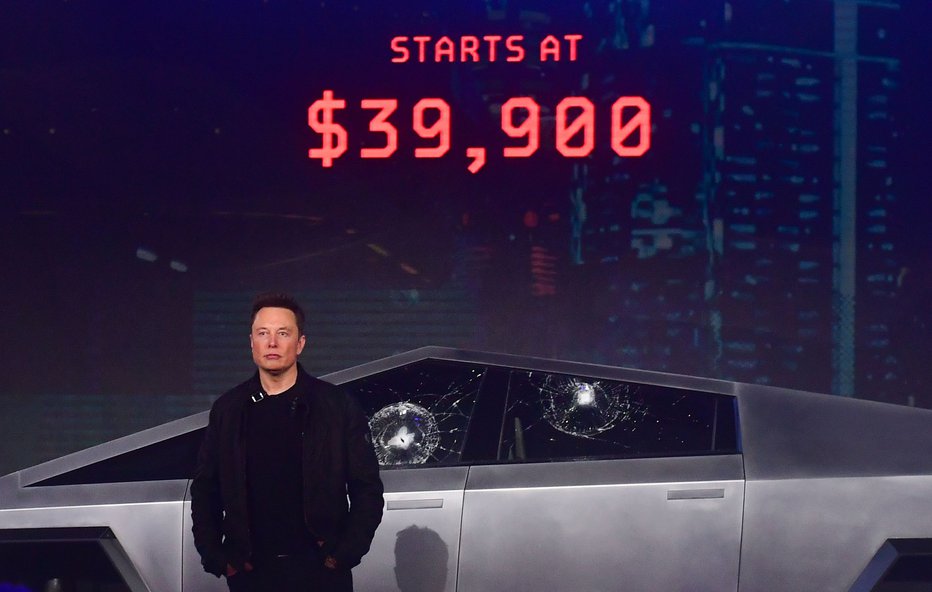 Fotografija: Elon Musk ob futurističnemu poltovornjaku. FOTO: Frederic J. Brown/AFP