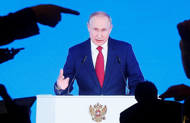 Ves svet se je loteval reševanja največjega rebusa: kaj je Putin nameraval narediti s to potezo? FOTO: Maxim Shemetov/Reuters