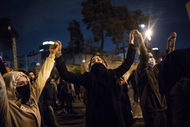 Med protesti je bilo slišati različne pozive in glasne zahteve, vključno s tisto, naslovljeno na ajatolo Hameneija, naj odstopi. FOTO: AFP