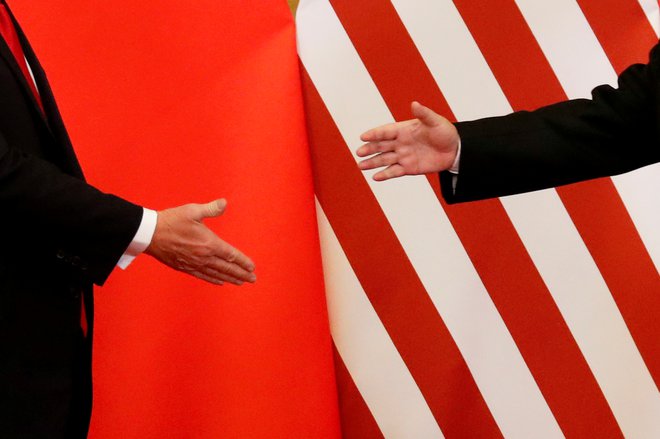 Ameriški predsednik Donald Trump in kitajski namestnik premiera Liu He sta v sredo podpisala »prvo fazo« sporazuma. FOTO: Damir Sagolj/Reuters
