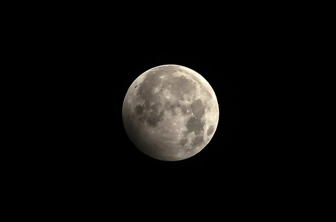 »O Mesecu se domneva, da je nastal pred okoli 4,51 milijarde leti, ne dolgo po tem, ko je nastala Zemlja,« piše v wikipediji. FOTO: Prakash Mathema/AFP