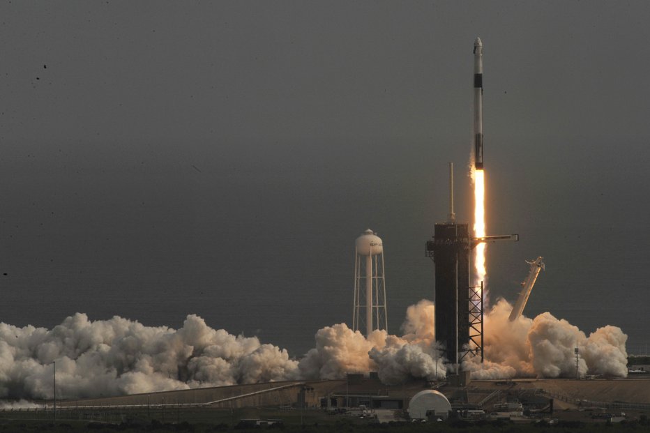 Fotografija: Crew dragon bo v vesolje letel na nosilni raketi falcon 9. 
FOTO: Steve Nesius Reuters