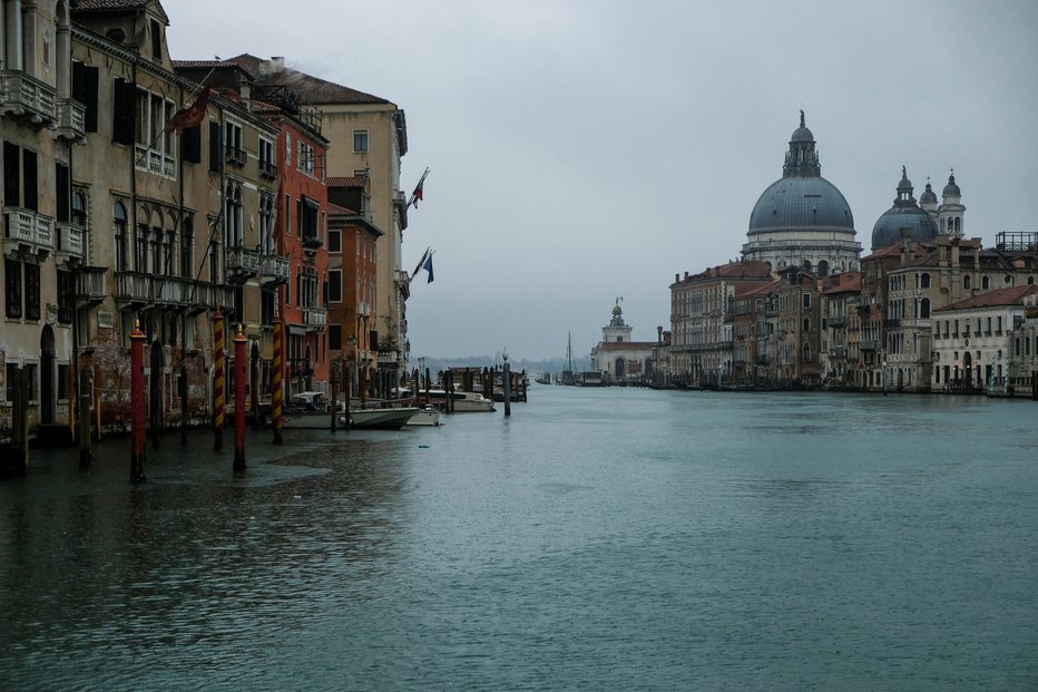 Fotografija: Redek prizor praznega Velikega kanala v Benetkah. Koronavirus je zdesetkal tudi promet po osrednjem beneškem kanalu. FOTO: Manuel Silvestri/Reuters