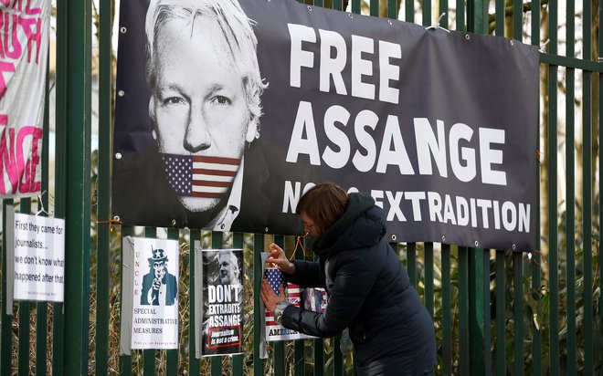 Ustanovitelj Wikileaksa Julian Assange ostaja v zaporu v smrtni nevarnosti. FOTO: Henry Nicholls/Reuters