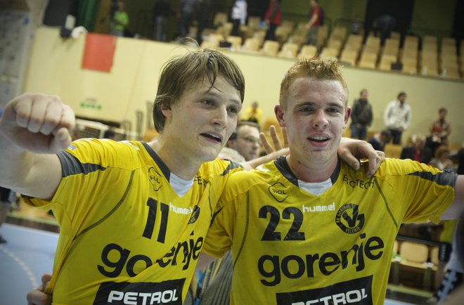 Jure Dolenec in Matej Gaber sta ponos škofjeloškega rokometa. Skupaj sta z Gorenjem v letih 2012 in 2013 osvojila naslov državnega prvaka. FOTO: Jure Eržen