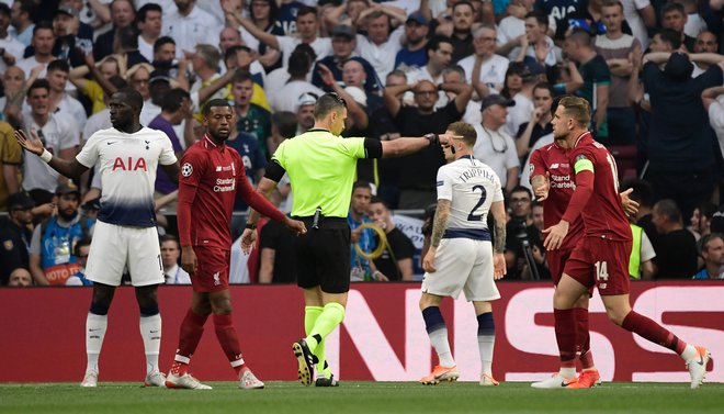 Damir Skomina je moral v finalu lige prvakov med Tottenhamom in Liverpoolom že v prvi minuti sprejeti izjemno pomembno odločitev. FOTO: Javier Soriano/AFP