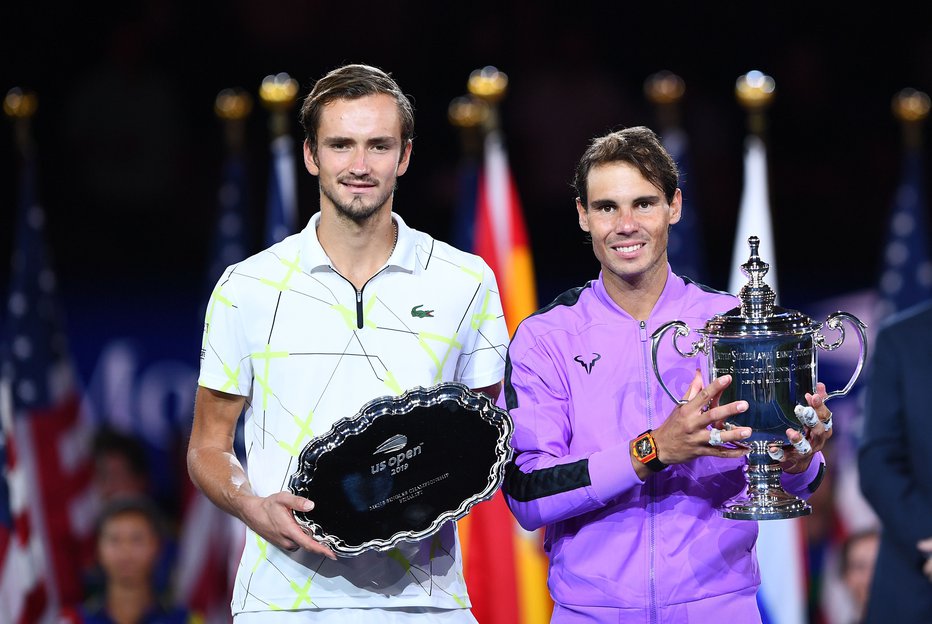 Fotografija: Zmagovalec Rafael Nadal (desno) in finalist Daniil Medvedjev po predlanskem turnirju na odprtem prvenstvu ZDA. FOTO: Johannes Eisele/AFP
